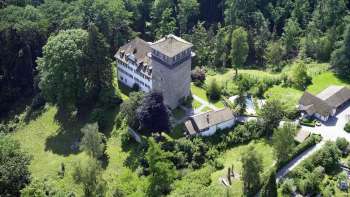 Mötteli castle and pond