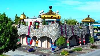 B&B Kugelturm in the Altenrhein market hall - Hundertwasser architecture