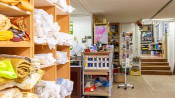 OFFCUT St.Gallen Regal mit weissen Stoffen